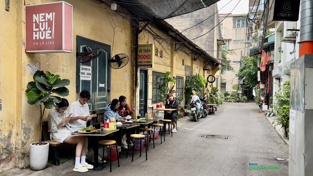 Chung quanh các phòng làm việc của Hãng phim, hàng quán tự phát mọc lên Chung quanh các phòng làm việc của Hãng phim, hàng quán tự phát mọc lên
