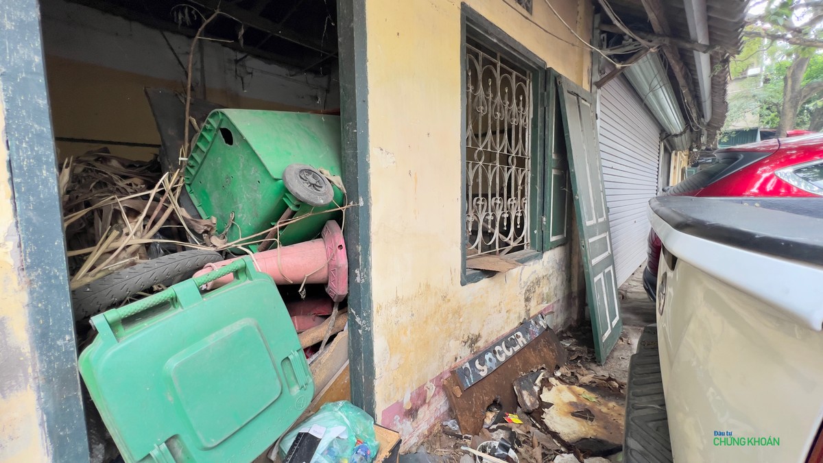 Thậm chí, rác thải tại một số khu vực lâu ngày không được dọn đã gây ra tình trạng bụi bặm, ô nhiễm môi trường. Thậm chí, rác thải tại một số khu vực lâu ngày không được dọn đã gây ra tình trạng bụi bặm, ô nhiễm môi trường.