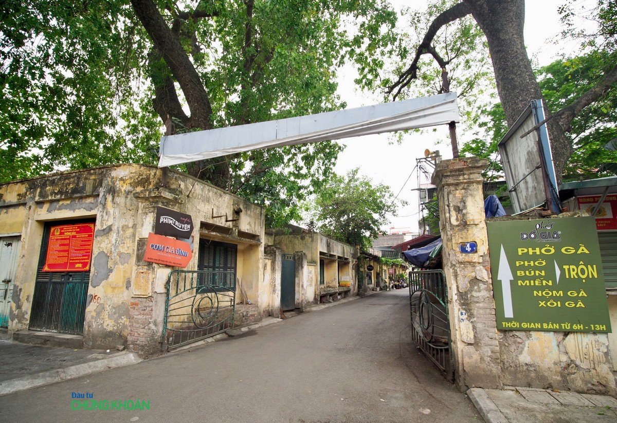 Trụ sở Hãng phim truyện Việt Nam tại số 4 Thuỵ Khuê đã mất cả biển hiệu. Những bức tường trở nên nham nhở vì bị bong tróc sau nhiều năm (Ảnh chụp ngày 2/5/2023 - M.Minh) Trụ sở Hãng phim truyện Việt Nam tại số 4 Thuỵ Khuê đã mất cả biển hiệu. Những bức tường trở nên nham nhở vì bị bong tróc sau nhiều năm (Ảnh chụp ngày 2/5/2023 - M.Minh)