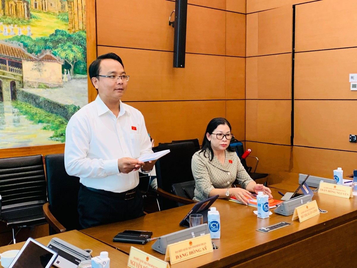 Đại biểu Đặng Hồng Sỹ, đoàn Bình Thuận phát biểu tại họp tổ sáng 25/5 Đại biểu Đặng Hồng Sỹ, đoàn Bình Thuận phát biểu tại họp tổ sáng 25/5