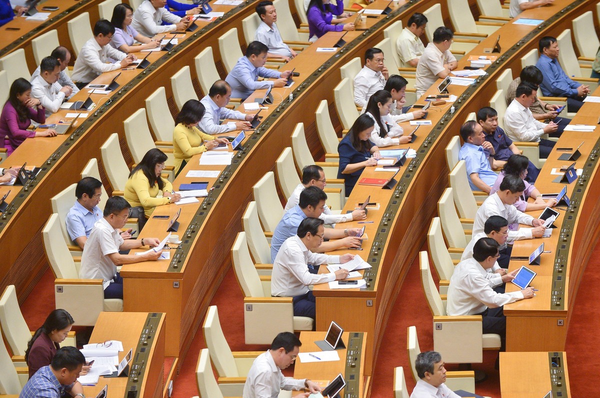 Các đại biểu Quốc hội thảo luận tại Hội trường chiều 31/5.