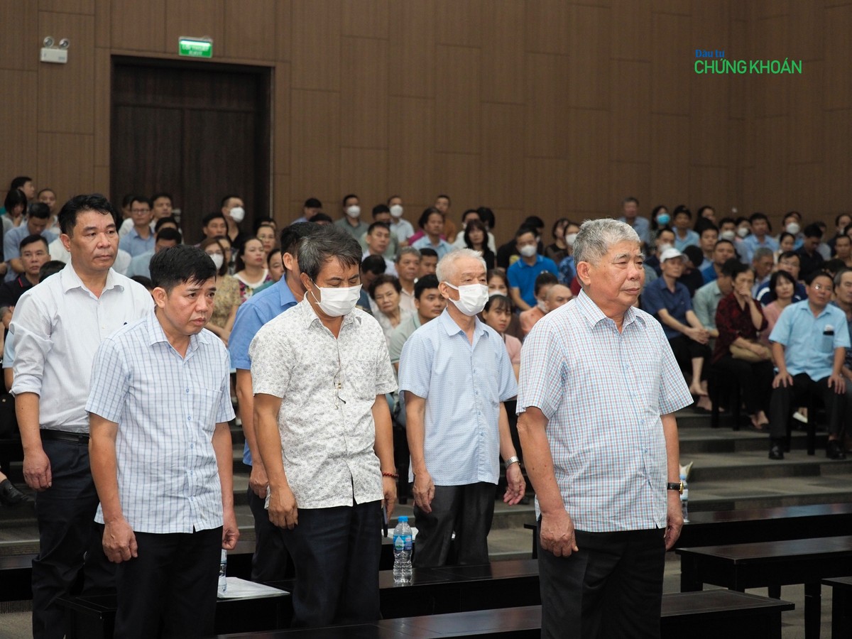 Các bị cáo nghe Thẩm phán quyết định xét xử