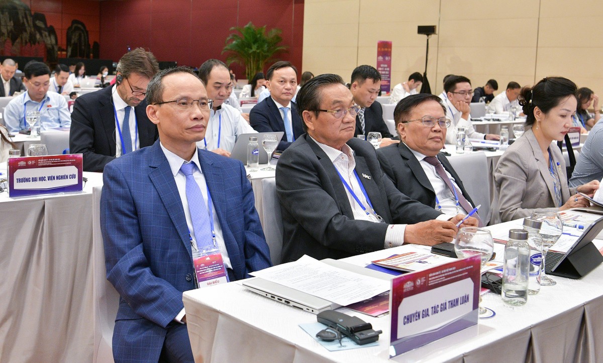 Các chuyên gia kinh tế tham dự Diễn đàn