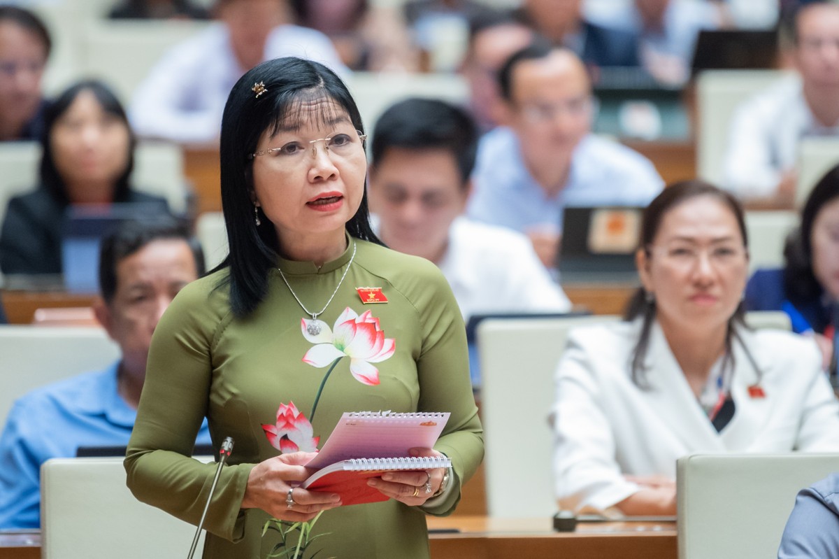 Đại biểu Quốc hội Trần Thị Thanh Hương (đoàn An Giang) chất vấn Thống đốc Nguyễn Thị Hồng về nhà ở xã hội sáng 6/11. Đại biểu Quốc hội Trần Thị Thanh Hương (đoàn An Giang) chất vấn Thống đốc Nguyễn Thị Hồng về nhà ở xã hội sáng 6/11.