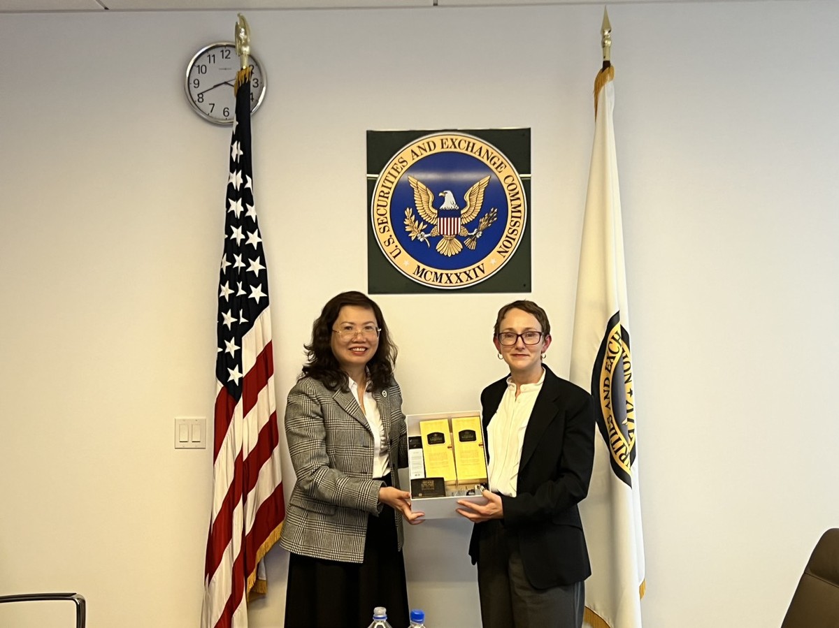 Chủ tịch UBCKNN Vũ Thị Chân Phương trao quà lưu niệm cho bà Monique Winkler, Giám đốc Văn phòng khu vực San Francisco của Uỷ ban Chứng khoán Hoa Kỳ