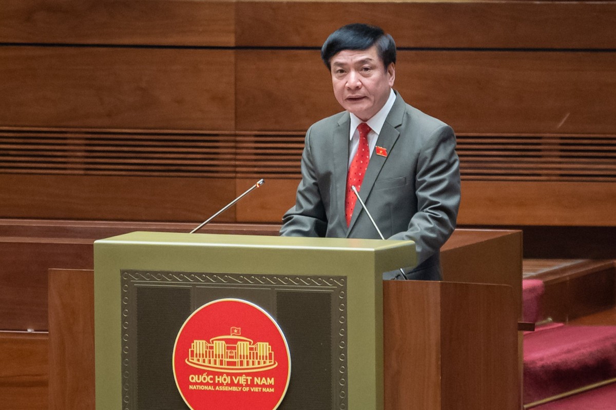 Tổng Thư ký Quốc hội, Chủ nhiệm Văn phòng Quốc hội Bùi Văn Cường trình bày Tờ trình điều chỉnh chương trình kỳ họp sáng 22/11