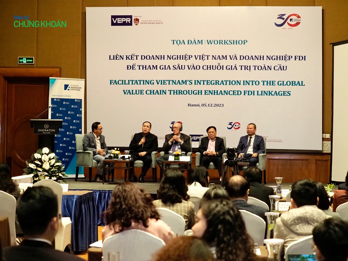 Các chuyên gia thảo luận tại Toạ đàm "Liên kết doanh nghiệp Việt Nam và doanh nghiệp FDI để tham gia sâu vào chuỗi giá trị toàn cầu" sáng 5/12 - Ảnh: M.M