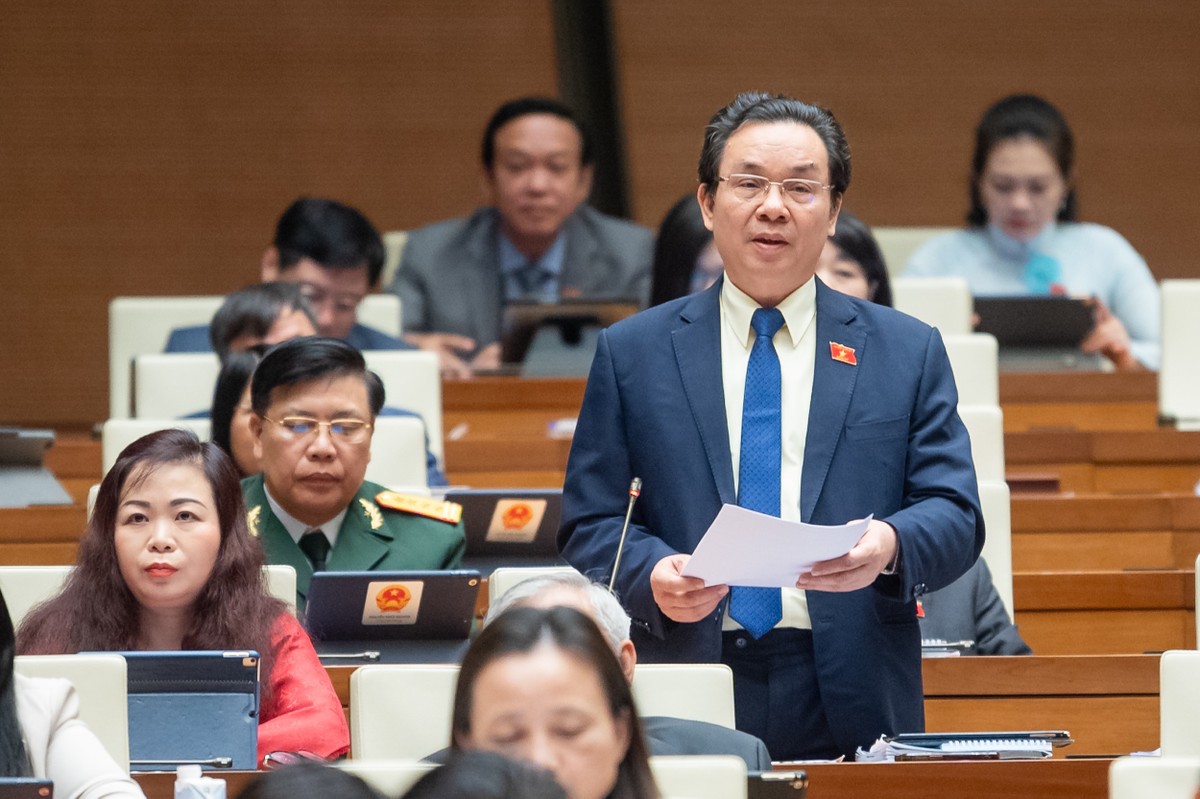 Đại biểu Hoàng Văn Cường phát biểu trên Hội trường sáng 15/1