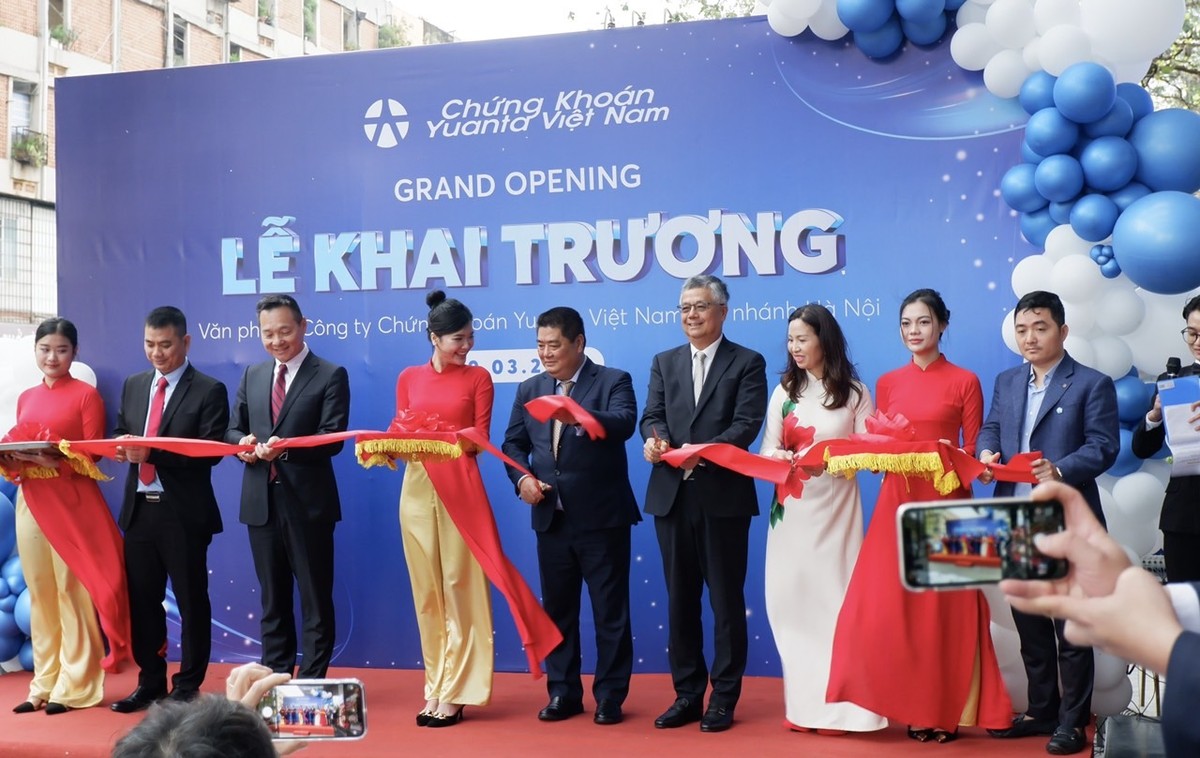 Lãnh đạo VNX và Lãnh đạo Công ty Chứng khoán Yuanta Đài Loan, Công ty Chứng khoán Yuanta Việt Nam cắt băng khai trương chi nhánh Hà Nội sáng 19/3.