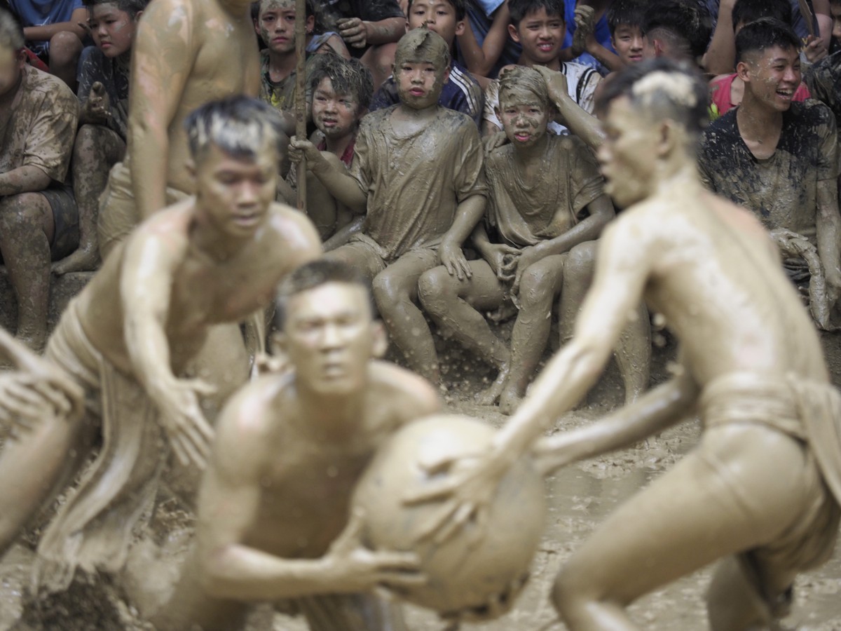 Cả "quân cầu" và khán giả nhuồm trong bùn