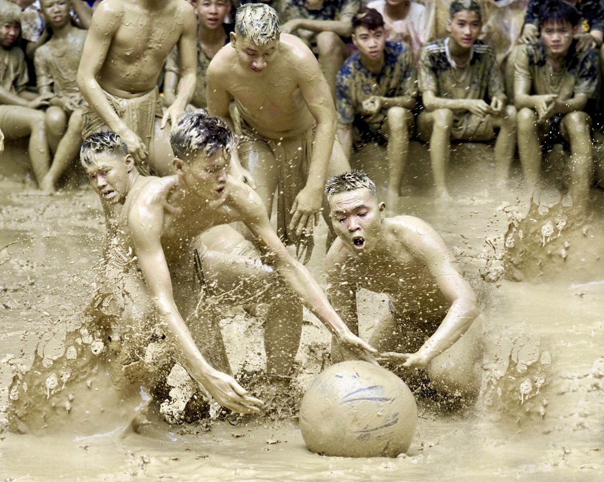 Một pha giành cầu quyết liệt khiến các "quân cầu" nhuốm trong bùn nhão