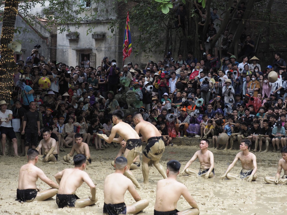 Các quân cầu ngồi xếp hàng đối diện nhau, mỗi đội cử ra một người đấu vật, đội nào thắng sẽ được giao cầu trước.