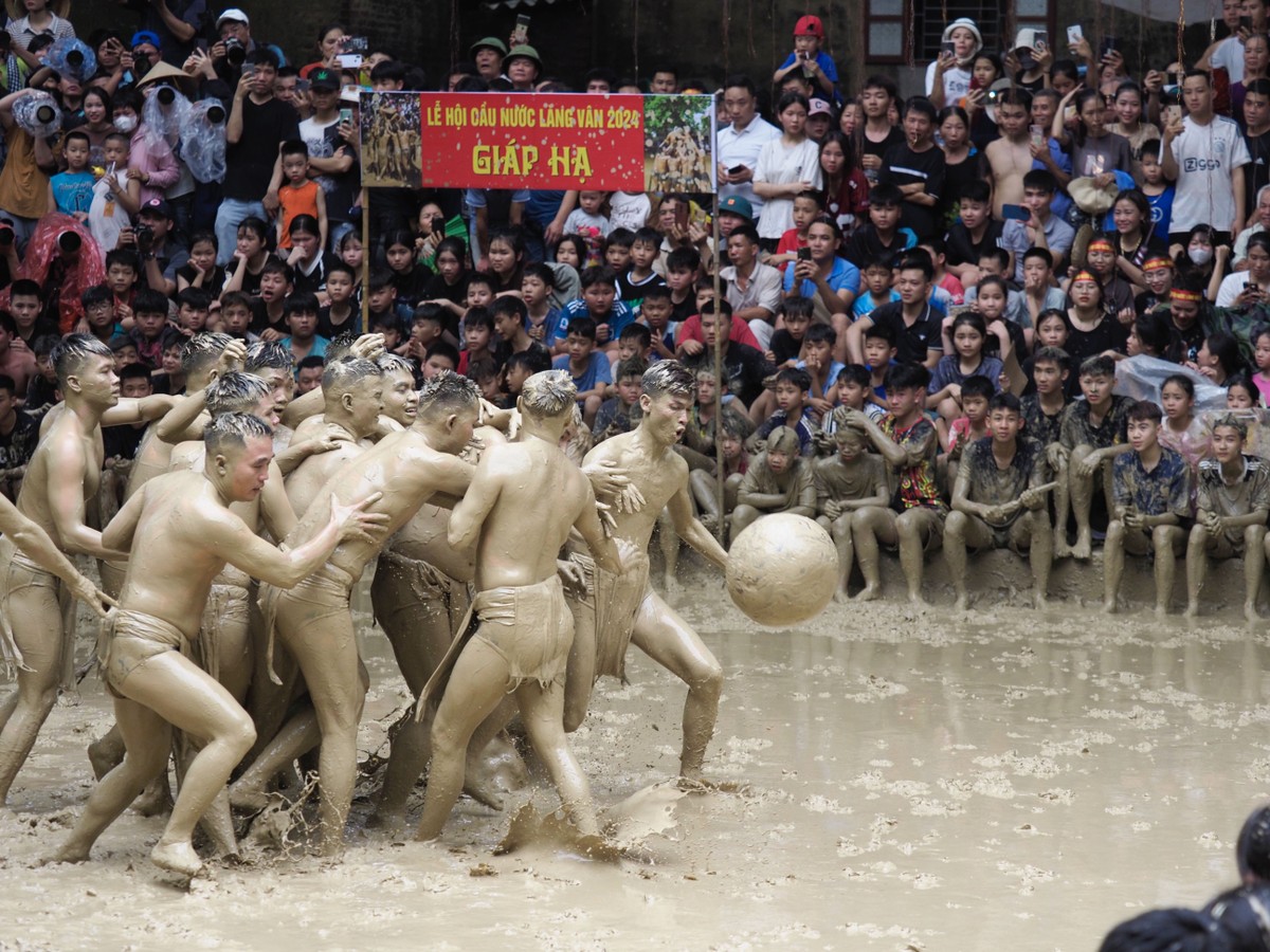Quả cầu làm bằng gỗ mít nặng khoảng 20 kg, tượng trưng cho Mặt trời
