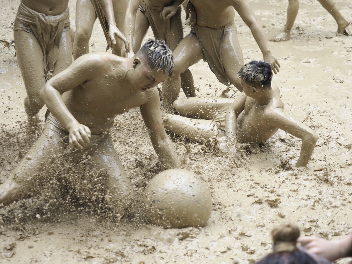 Trước khi diễn ra trận đấu, bộ phận hậu cần của lễ hội đã gánh bùn và nước đổ vào sân đình sau đó rà soát cẩn thận tránh các vật sắc nhọn có thể gây thương tích cho các "quân cầu"