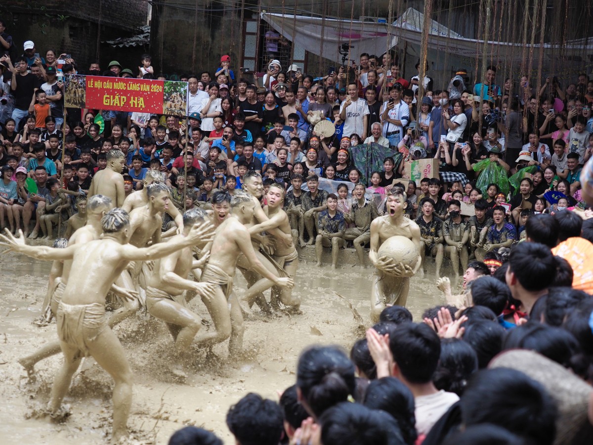 Một "quân cầu" đang giành được cầu và tiến về phía hố cầu của đội đối thủ