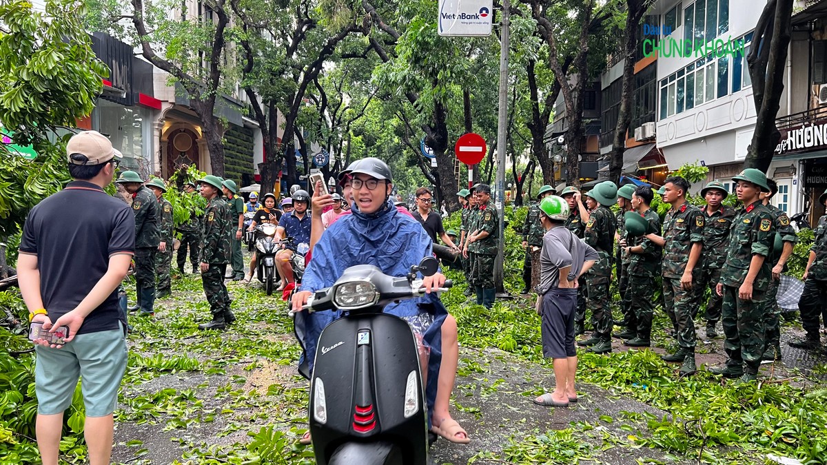 Đến trưa 8/9, lực lượng bộ đội bộ binh đã dọn dẹp cây đổ, trả lại mặt đường Phan Đình Phùng thông thoáng cho người tham gia giao thông. Đây là một trong những khu vực có nhiều cây cổ thụ đổ nhất vì bão Yagi ở Hà Nội.