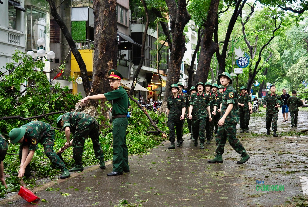 Lực lượng bộ binh thu dọn cây đổ, trả lại mặt đường giao thông trên phố Phan Đình Phùng