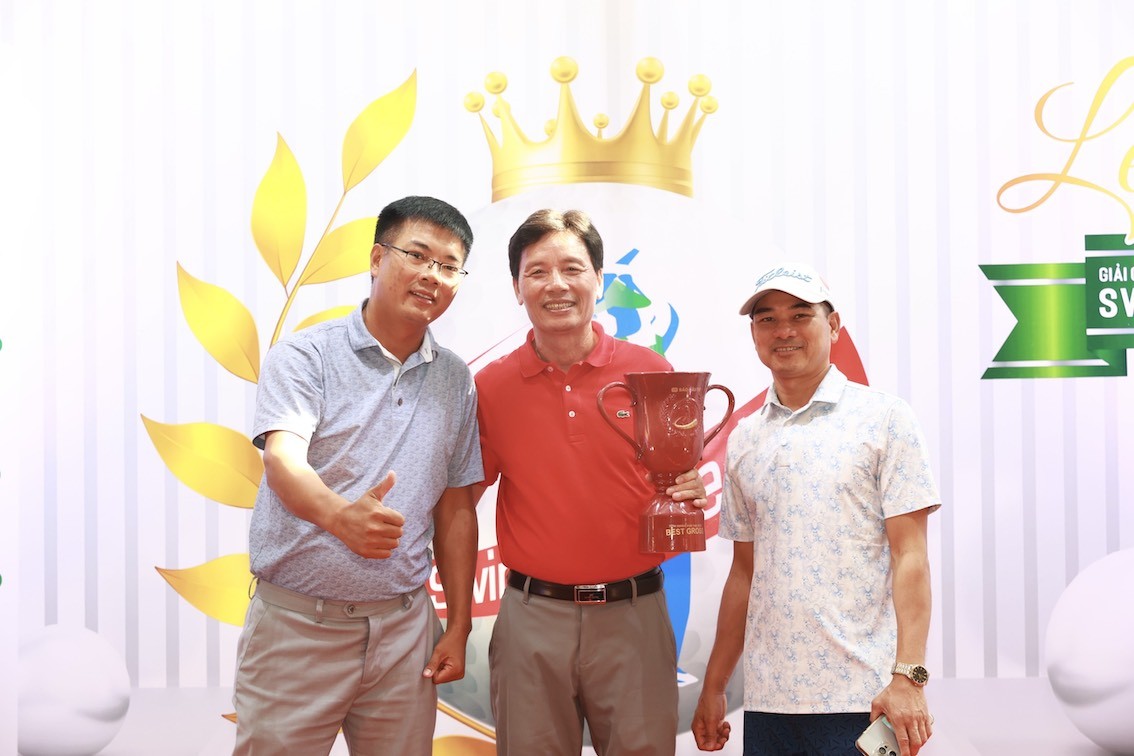 Ông Mai Quốc Hội (áo đỏ) nhận giải best gross trên sân Mountain View (Ảnh: Chí Cường)