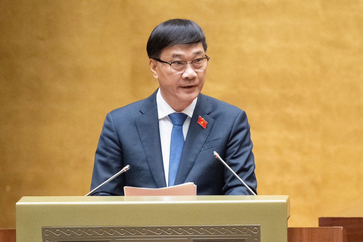 Chủ nhiệm Ủy ban Kinh tế của Quốc hội Vũ Hồng Thanh trình bày Báo cáo thẩm tra chủ trương đầu tư bổ sung vốn nhà nước tại VCB chiều 23/10