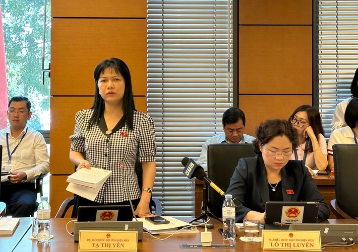 Đại biểu Tạ Thị Yên (đoàn Điện Biên) phát biểu tại họp tổ sáng 26/10