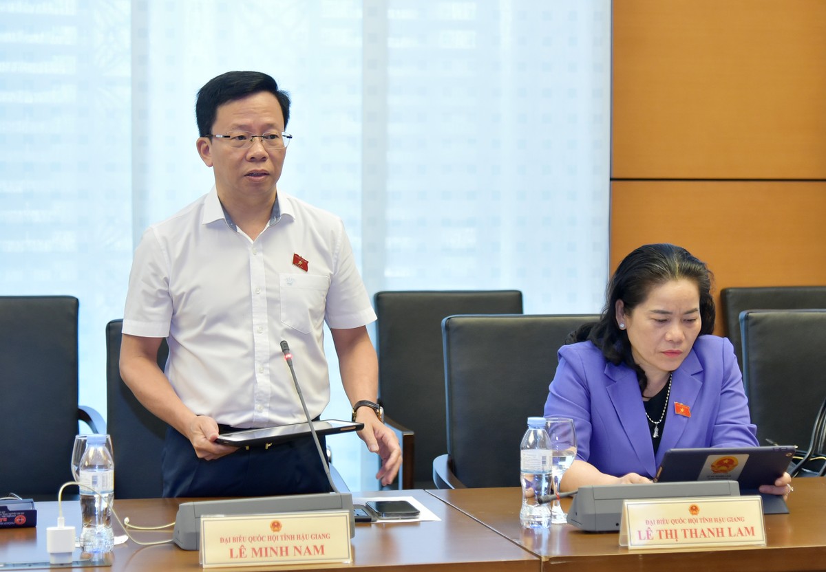 Đại biểu Lê Minh Nam, đoàn Hậu Giang phát biểu tại tổ sáng 31/10