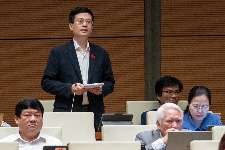 Đại biểu Đỗ Chí Nghĩa (đoàn Phú Yên) đặt câu hỏi chất vấn