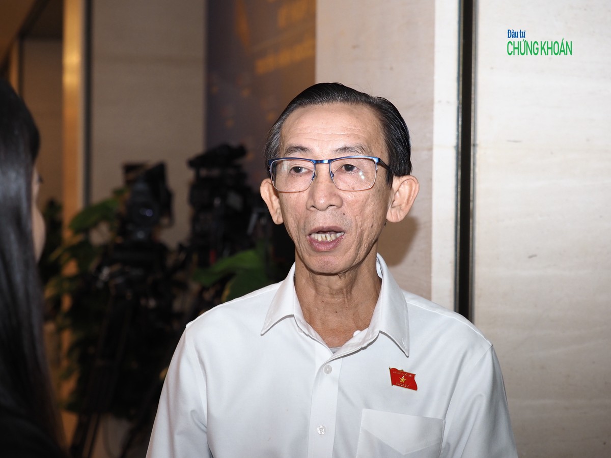 Đại biểu Trần Hoàng Ngân trả lời báo Đầu tư Chứng khoán bên hành lang Quốc hội