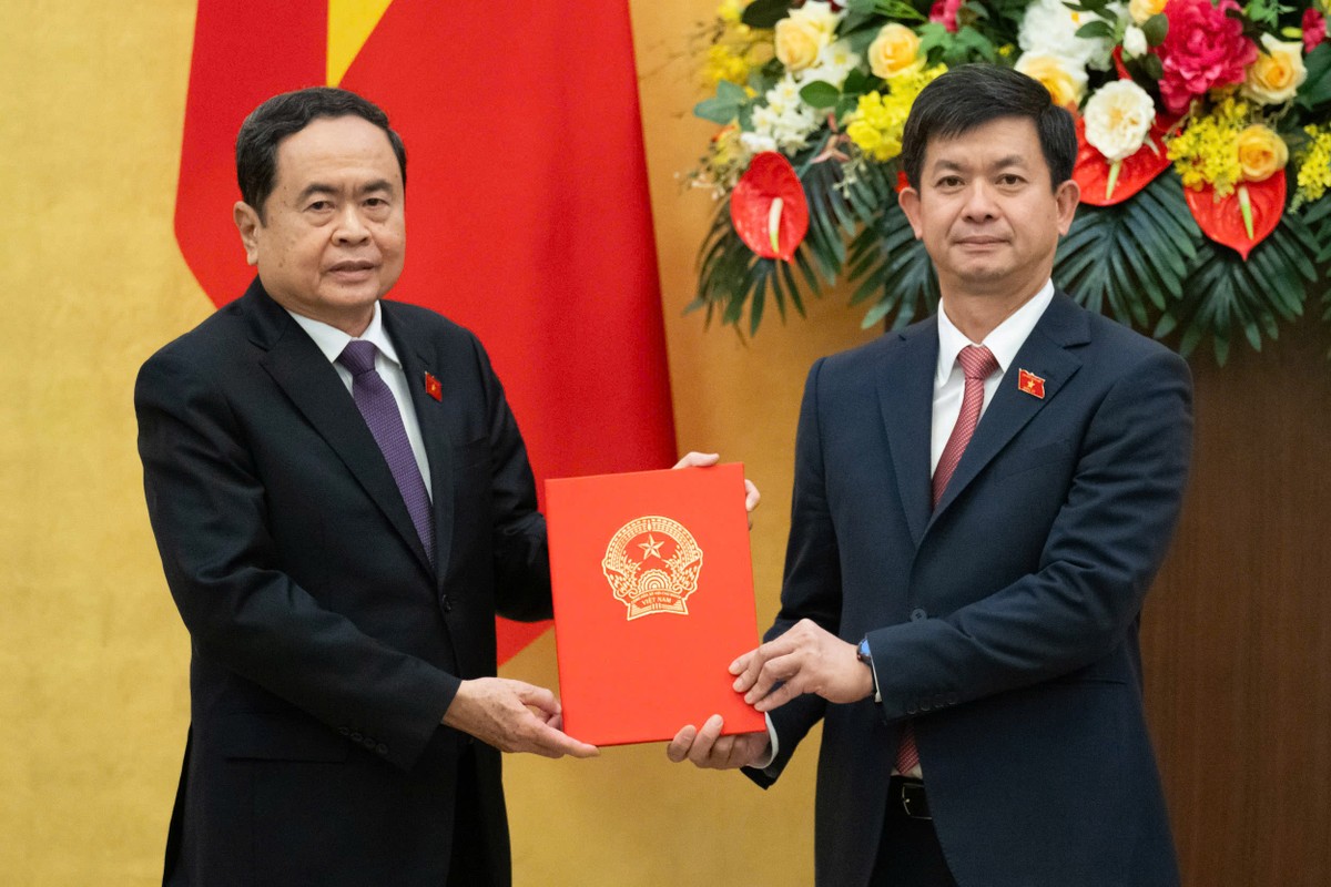 Bí thư Đảng đoàn Quốc hội, Chủ tịch Quốc hội Trần Thanh Mẫn trao quyết định của Ủy ban Thường vụ Quốc hội bổ nhiệm Chủ nhiệm Văn phòng Quốc hội và Quyết định của Đảng đoàn Quốc hội bổ nhiệm Chánh Văn phòng Đảng đoàn Quốc hội đối với Ủy viên Ban chấp hành Trung ương Đảng, Ủy viên Đảng đoàn Quốc hội, Tổng Thư ký Quốc hội Lê Quang Tùng