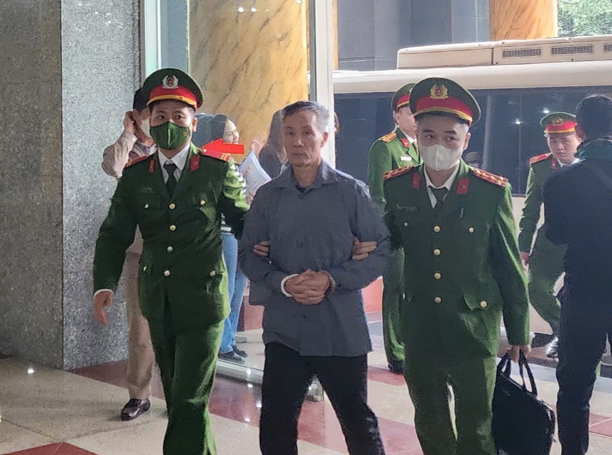 Một bị cáo khác được dẫn giải đến phiên xử