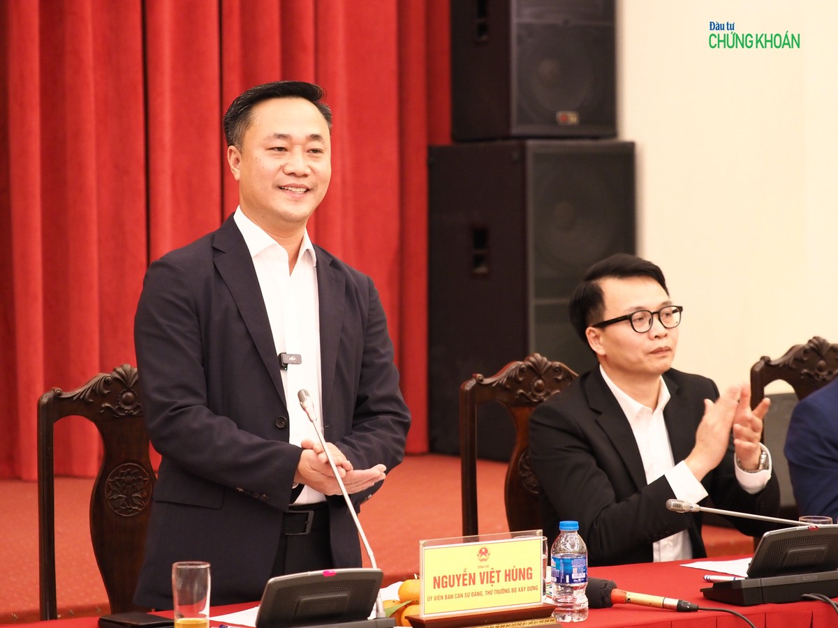 Thứ trưởng Bộ Xây dựng Nguyễn Việt Hùng thông tin tại buổi họp báo
