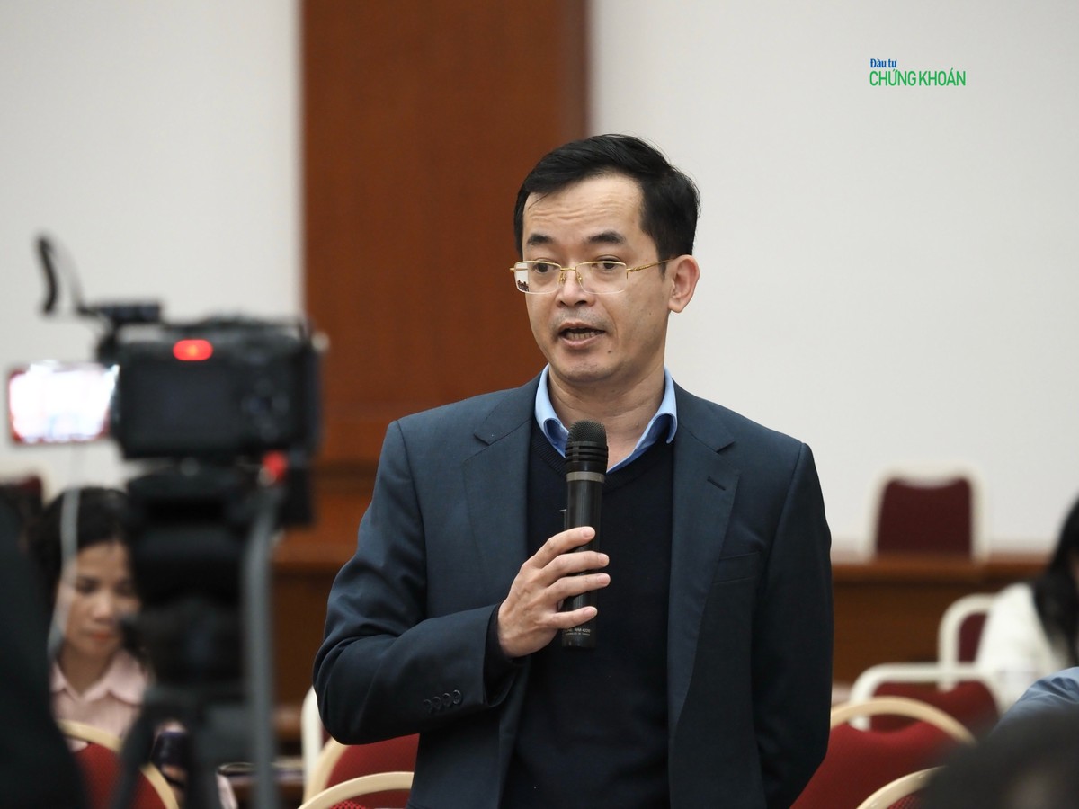 Ông Trương Bá Tuấn, Phó cục trưởng Cục Quản lý, giám sát thuế phí và lệ phí, Bộ Tài chính trả lời báo chí tại họp báo Bộ Tài chính chiều 7/1 (Ảnh: M.Minh)