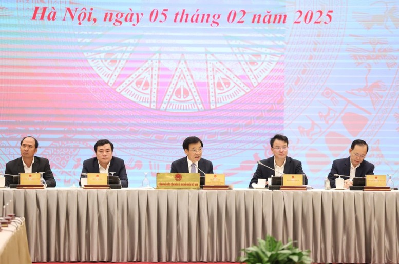 Các thành viên Chính phủ tại buổi họp báo chiều 5/2.