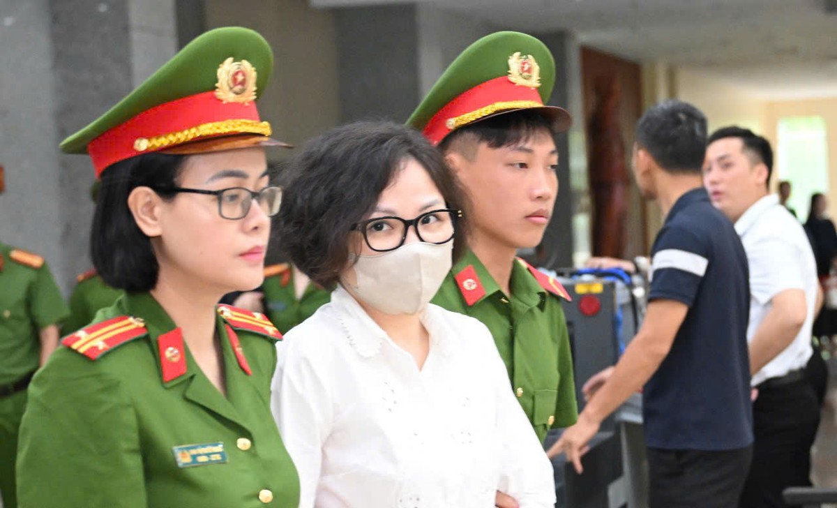 Bị cáo Trịnh Thị Minh Huế (Cán bộ Ban kế toán Tập đoàn FLC, em gái ông Quyết) được đưa tới phiên toà