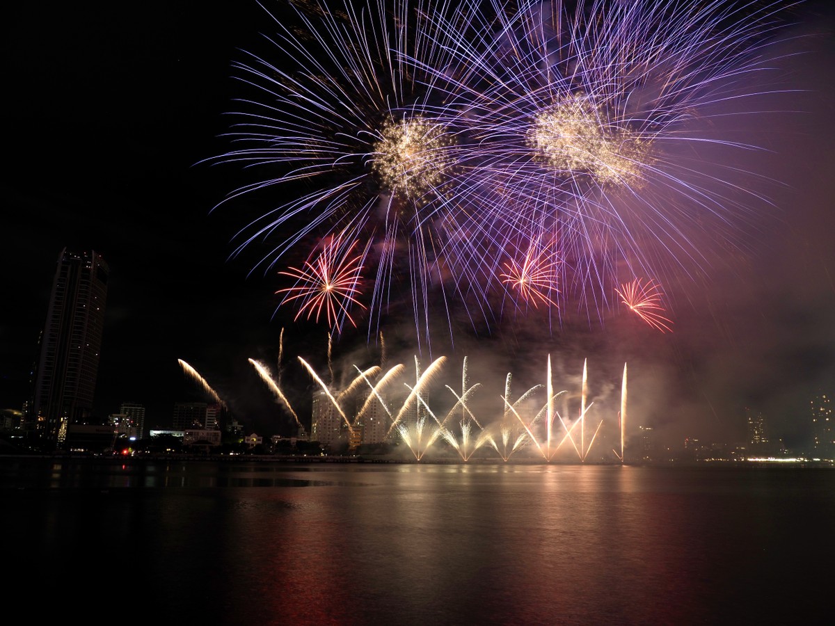 Sông Hàn cháy bùng cảm xúc trong màn trình diễn pháo hoa của đội Ý