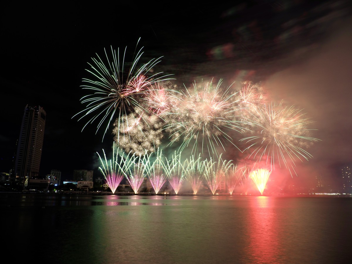 Martarello Group của Ý sử dụng hàng loạt hiệu ứng, từ pháo cánh quạt xòe rộng ôm lấy bầu trời, pháo nước phun tầng từ thấp lên cao, rồi hiệu ứng pháo đa sắc tầm cao