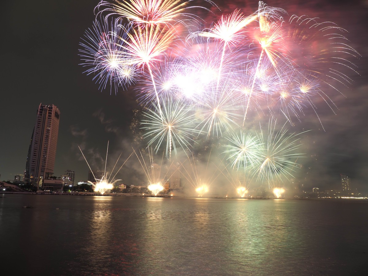 Chương cuối mang tên "Khát vọng tương lai" trong phần trình diễn của Hàn Quốc là những màn pháo hoa tầm cao nhiều màu sắc được bắn dồn dập, như bản hoà ca chúc Đà Nẵng vươn tầm ra thế giới