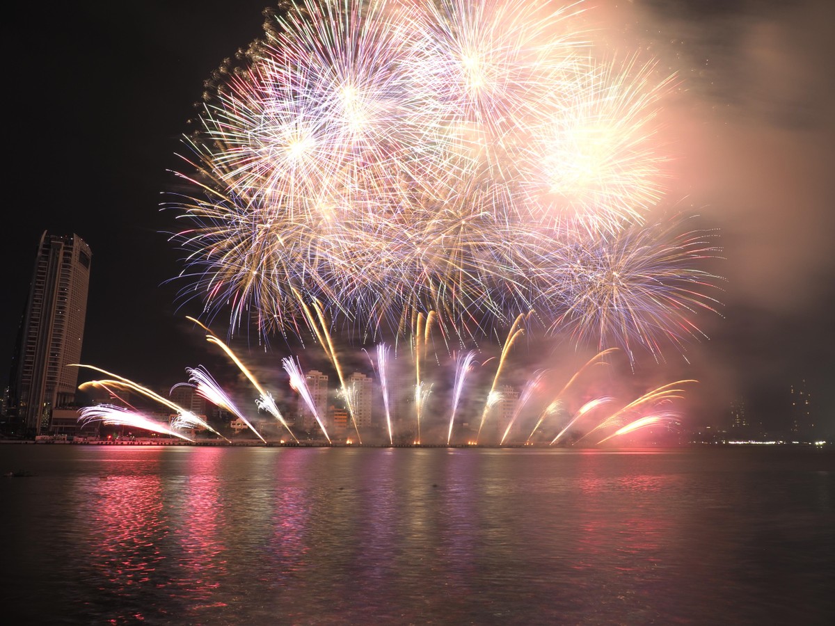 Bằng bữa tiệc âm thanh và ánh sáng đầy mê hoặc, đội Ý khẳng định đẳng cấp là một đội pháo hoa mạnh, đồng thời gửi gắm thông điệp về một Đà Nẵng đang vươn mình mạnh mẽ, sẵn sàng bước vào kỷ nguyên mới