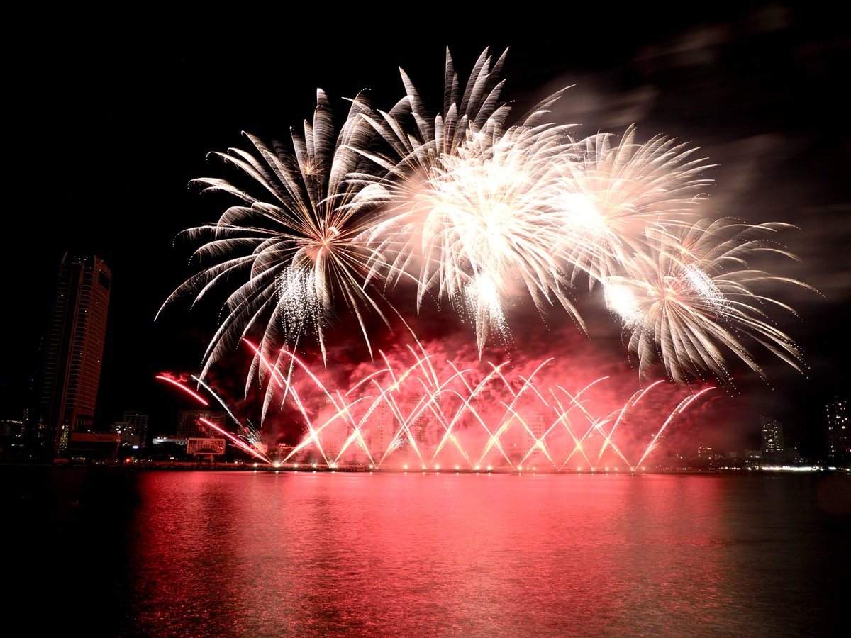 Màn trình diễn của Hàn Quốc kéo dài 20 phút, gồm 5 chương, thể hiện sự ra đời của rồng, hành trình lớn mạnh của Đà Nẵng, sức sống hiện đại, khát vọng tương lai và khép lại bằng bản tráng ca ánh sáng rực rỡ - là lời chúc thành phố bên sông Hàn bứt phá mạnh mẽ và vươn mình ra thế giới.