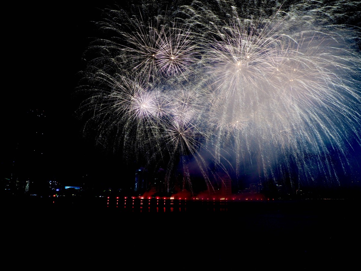 Có những khoảnh khắc bầu trời Đà Nẵng trên sông Hàn như đón nhận cơn mưa sao băng lung linh huyền ảo trên nền nhạc là bản tình ca opera bất hủ của Andrea Bocelli