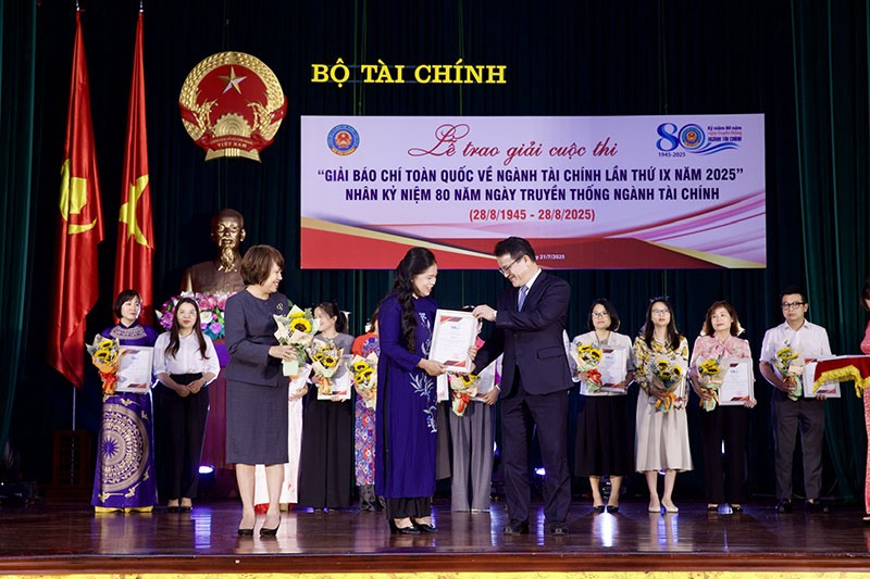 Nhà báo Nguyễn Thuý Hoà (báo Tài chính Đầu tư) nhận giải C "Giải báo chí toàn quốc về ngành Tài chính lần thứ 9 năm 2025" chiều 21/7.
