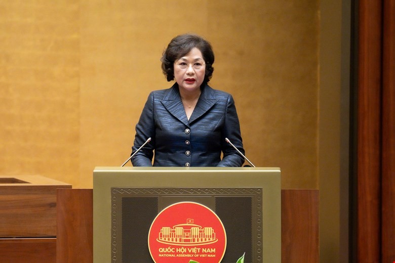 Thống đốc Ngân hàng Nhà nước Việt Nam Nguyễn Thị Hồng trình bày Tờ trình Dự án Luật Bảo hiểm tiền gửi (sửa đổi) sáng 23/10