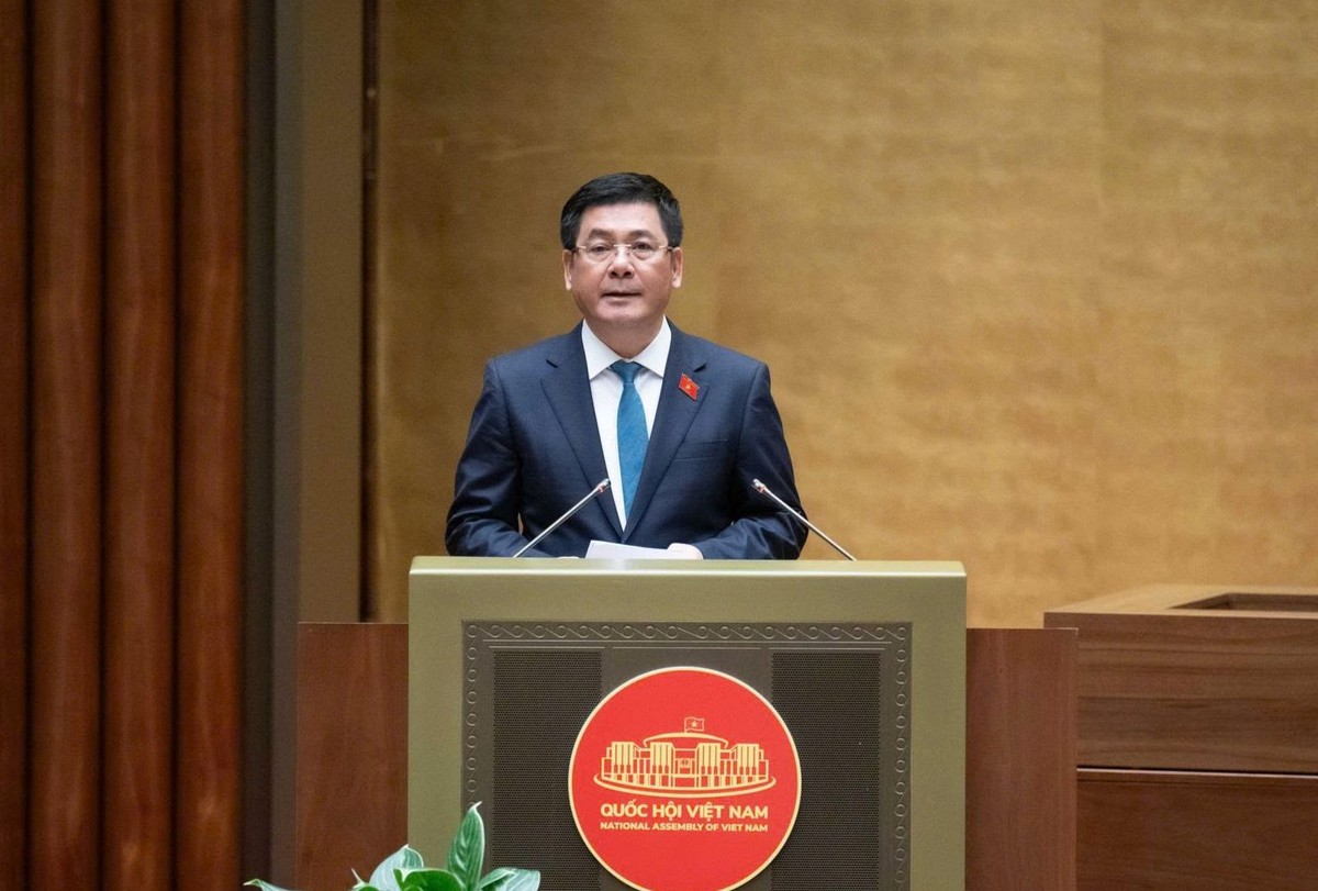 Bộ trưởng Bộ Công thương Nguyễn Hồng Diên trình bày Tờ trình Bộ trưởng Bộ Công thương Nguyễn Hồng Diên trình bày Tờ trình