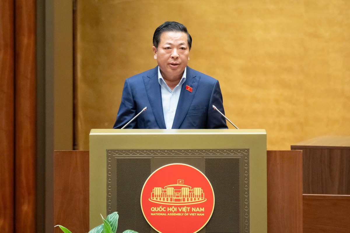 Bộ trưởng Bộ Xây dựng Trần Hồng Minh trình bày tờ trình dự án Cảng hàng không quốc tế Gia Bình sáng 14/11