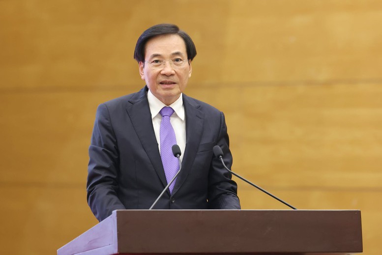 Bộ trưởng, Chủ nhiệm VPCP Trần Văn Sơn cung cấp thông tin tại họp báo Chính phủ chiều 6/12