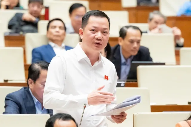 Đại biểu Trịnh Xuân An (đoàn Đồng Nai) thảo luận tại hội trường sáng 8/12