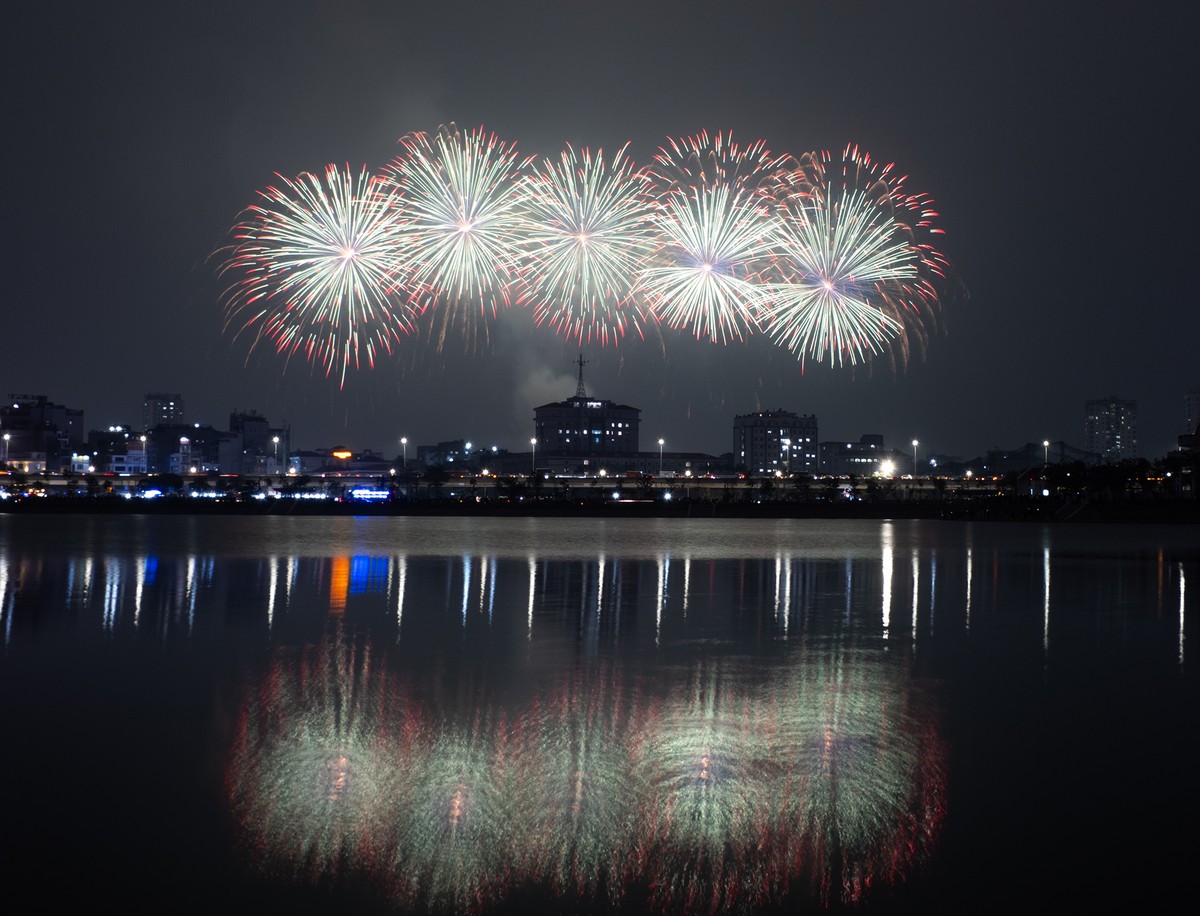 Màn trình diễn được dàn dựng theo cấu trúc nhiều cao trào, với pháo hoa tầm thấp và tầm cao xuất hiện xuyên suốt, tạo nên dòng chảy thị giác liền mạch, cuốn hút.