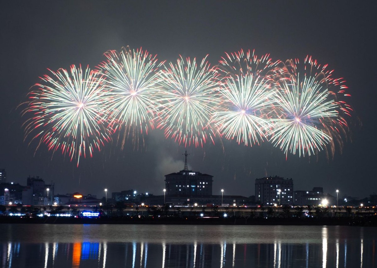 Cũng theo Ban tổ chức, một số chủng loại pháo hoa lần đầu tiên xuất hiện tại Việt Nam cùng hiệu ứng nghệ thuật được lập trình riêng cho đại nhạc hội này.