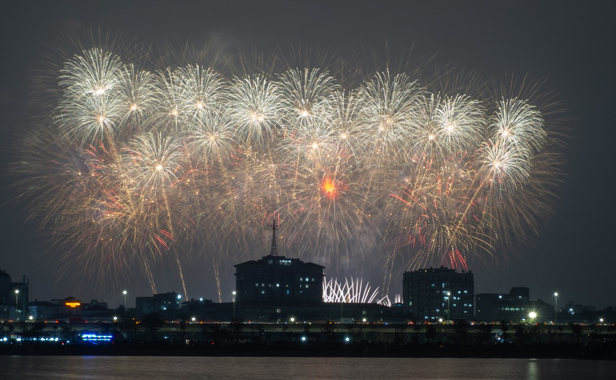 Với sự tham gia của khoảng 15.000 nghệ sĩ và khán giả, được truyền hình trực tiếp trên VTV, chương trình pháo hoa đặc biệt không chỉ thắp sáng bầu trời đêm, mà còn thắp lên niềm tin, niềm tự hào và khí thế mới.