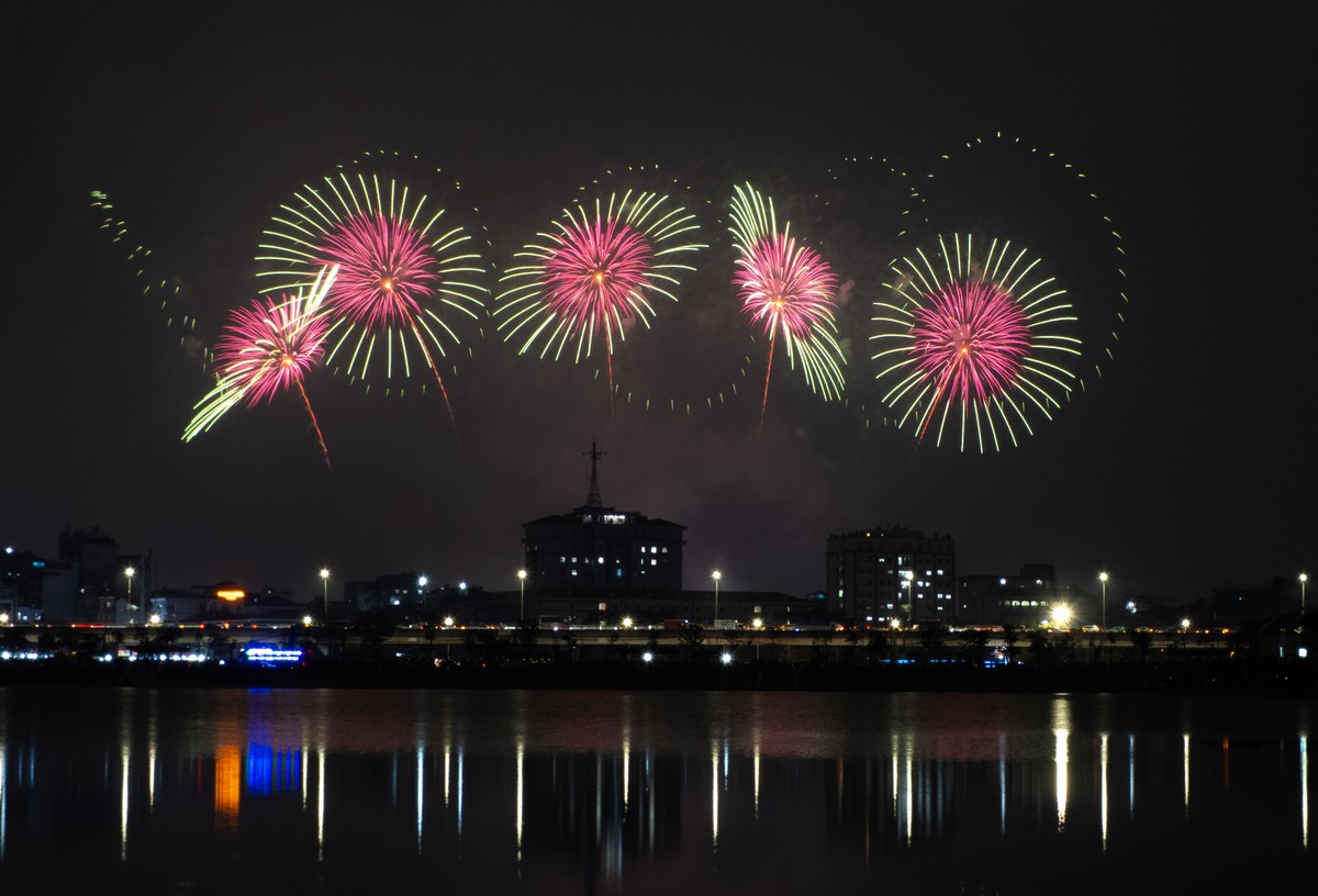 Trước đó, Lễ tổng duyệt chương trình pháo hoa nghệ thuật chào mừng thành công Đại hội XIV của Đảng cũng đã diễn ra tối 21/1.