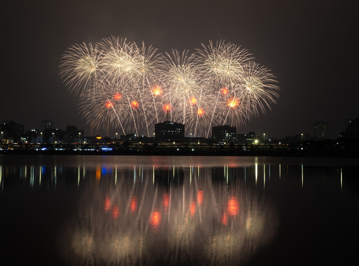 Trận địa pháo được thiết kế khoa học, tối ưu góc nhìn đại chúng, giúp khán giả có thể thưởng thức trọn vẹn từ nhiều vị trí khác nhau, từ khu vực sân vận động, các trục đường lớn cho đến những điểm quan sát ở xa